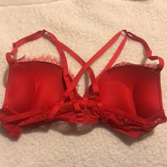 Victoria Secret bombshell plunge - Picture 2 of 4